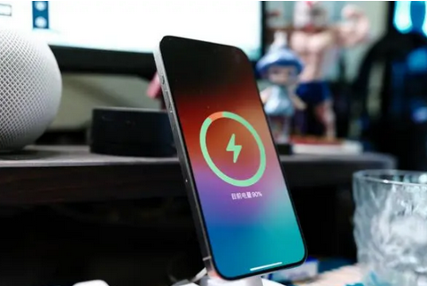 黄圃镇苹果15换屏服务分享用什么充电器给iPhone15充电更好 